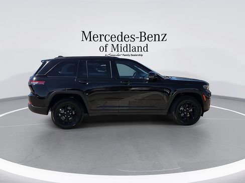 Used 2025 Jeep Grand Cherokee Altitude AWD/4WD image 9