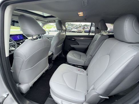 Used 2024 Toyota Highlander Limited AWD/4WD image 25
