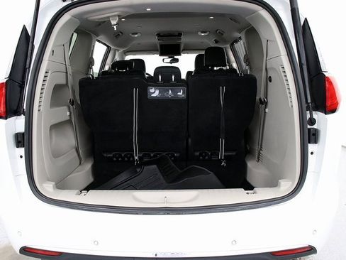 Used 2017 Chrysler Pacifica Touring-L image 26