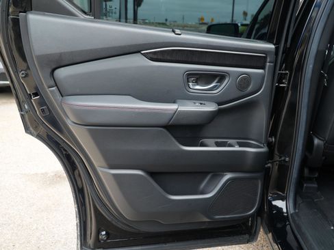 Used 2025 Honda Pilot Black Edition image 16
