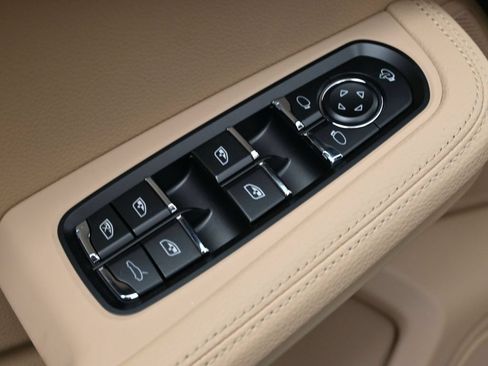 Used 2026 Porsche Macan AWD/4WD image 19