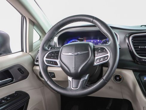 Used 2023 Chrysler Pacifica Touring-L image 12