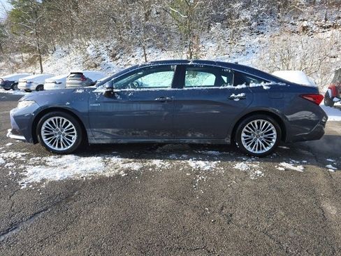Used 2019 Toyota Avalon Limited image 2