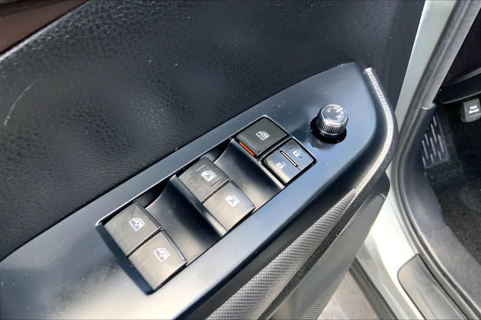 Used 2017 Toyota Highlander LE FWD image 32