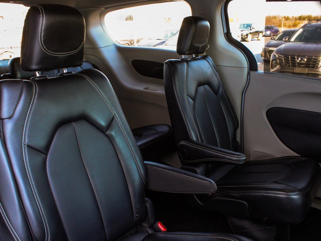 Used 2024 Chrysler Pacifica Touring-L FWD image 38