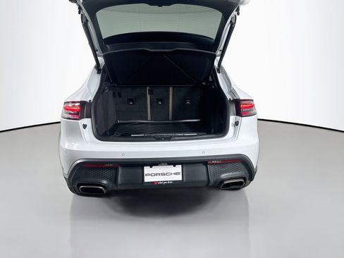 Certified 2022 Porsche Macan image 36