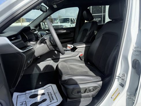 Used 2023 Jeep Grand Cherokee L Laredo image 4