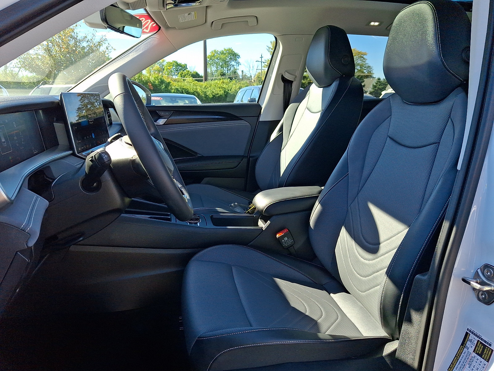 Used 2025 Volkswagen Tiguan SE AWD/4WD image 13