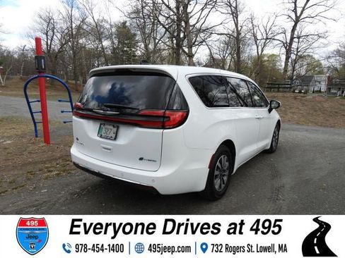 Used 2023 Chrysler Pacifica Touring-L FWD image 5