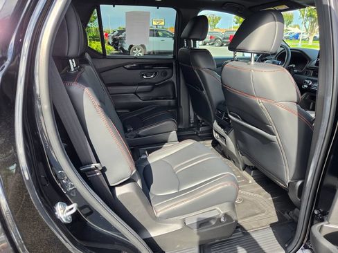 Used 2025 Honda Pilot TrailSport image 21