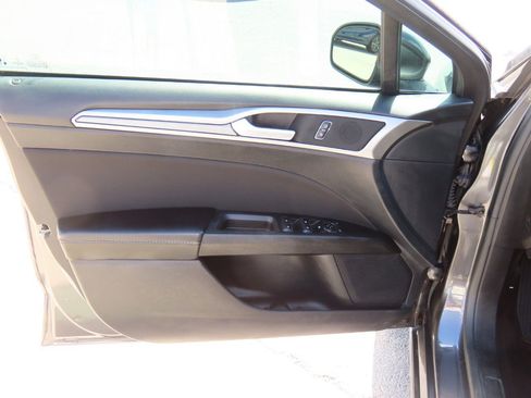 Used 2020 Ford Fusion SE image 24