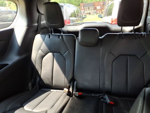 Used 2025 Chrysler Pacifica Select FWD image 8