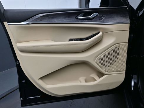 Used 2024 Jeep Grand Cherokee Limited image 10