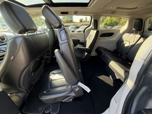 Used 2019 Chrysler Pacifica Limited FWD image 24