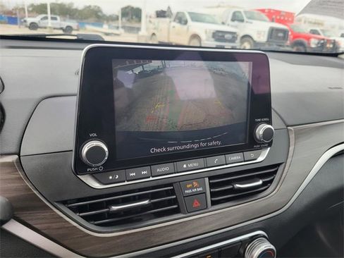 Used 2024 Nissan Altima 2.5 SV image 5