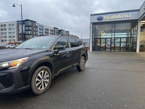 Used 2025 Subaru Outback Premium image 3