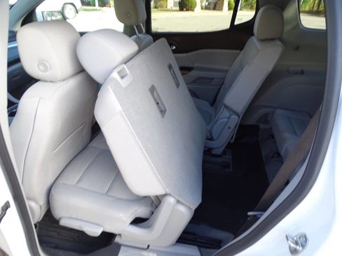 Used 2023 GMC Acadia SLE w/ Infotainment Package image 35