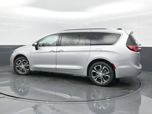 New 2026 Chrysler Pacifica Pinnacle image 5