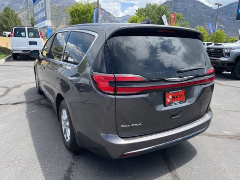 Used 2023 Chrysler Pacifica Touring-L FWD image 11