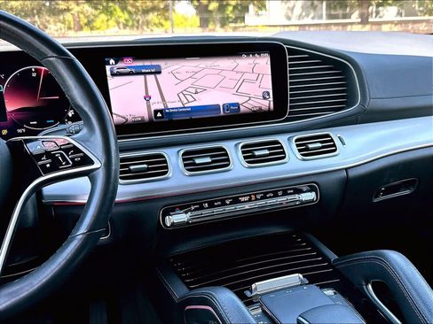 Used 2024 Mercedes-Benz GLS 450 4MATIC image 9