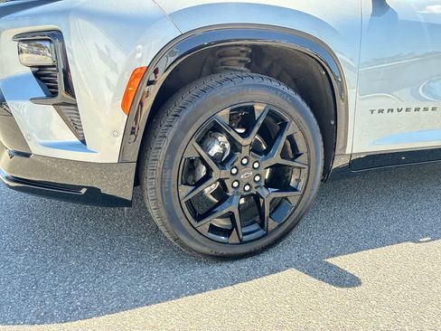 Used 2025 Chevrolet Traverse RS image 33