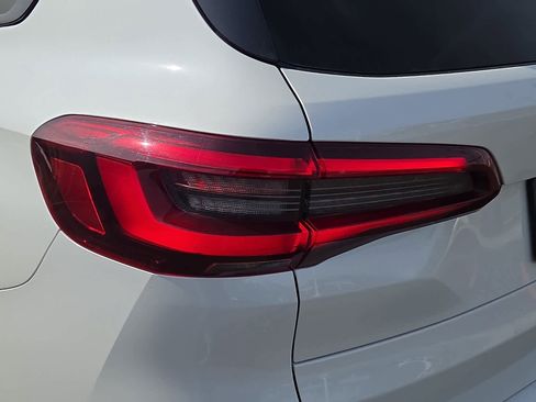 Used 2021 BMW X5 xDrive40i w/ M Sport Package image 11