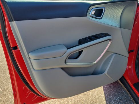 Used 2023 Kia Soul LX image 17