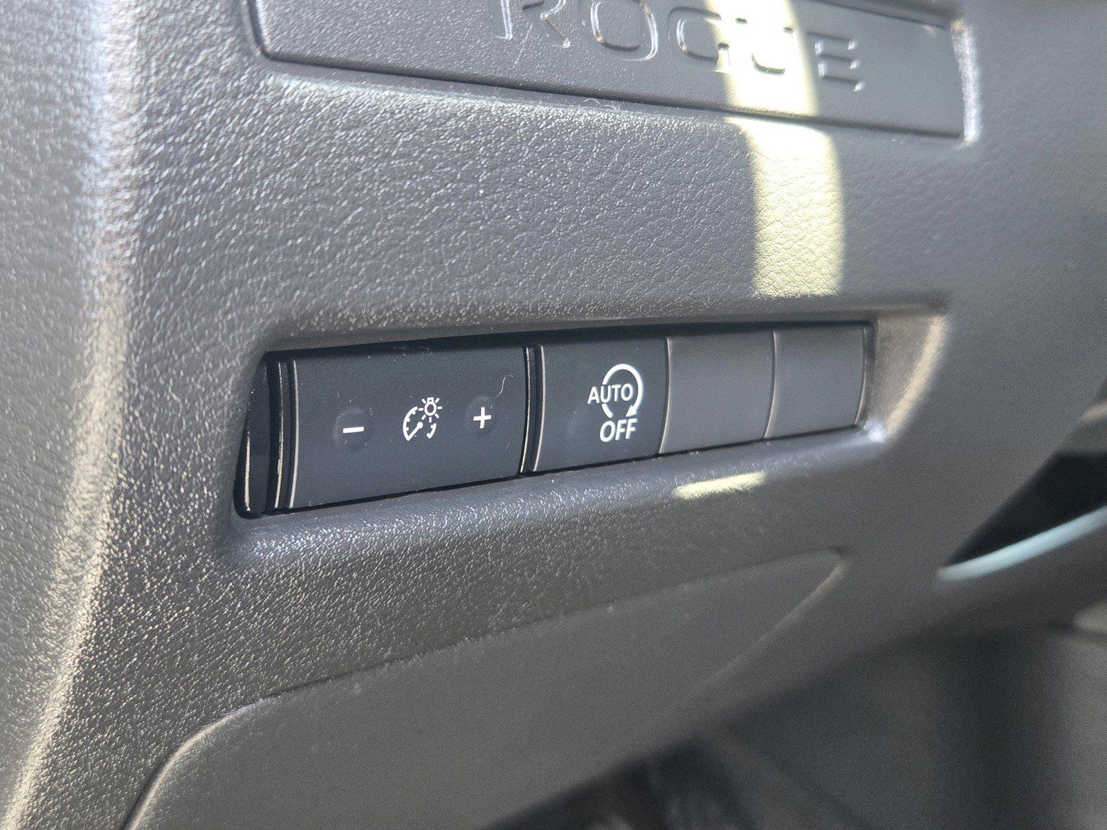 Used 2024 Nissan Rogue S AWD/4WD image 10