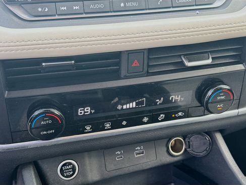 Used 2023 Nissan Rogue SV image 14