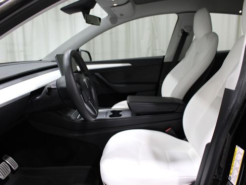 Used 2023 Tesla Model Y Performance image 3