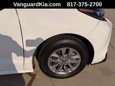 Used 2024 Toyota Sienna LE image 11