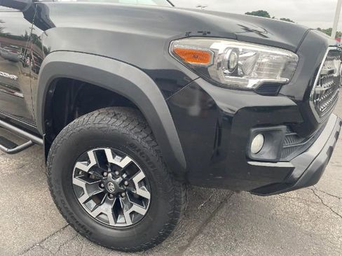 Used 2017 Toyota Tacoma TRD Off-Road w/ Tow Package (A/T) image 2