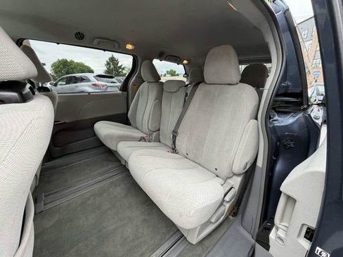 Used 2014 Toyota Sienna LE FWD image 11