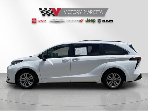 Used 2021 Toyota Sienna XSE AWD/4WD image 2