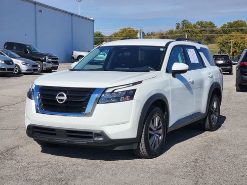 Used 2025 Nissan Pathfinder SV image 3