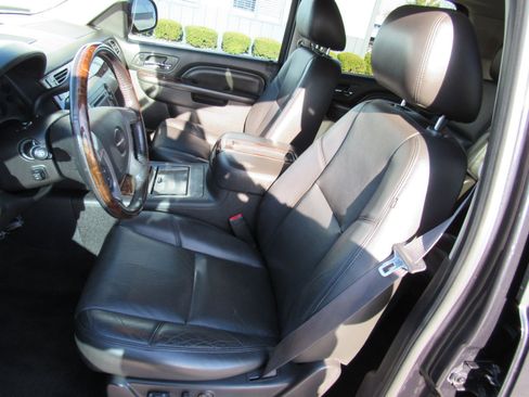 Used 2013 GMC Yukon XL Denali image 16