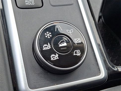 Used 2025 Nissan Pathfinder SL image 25