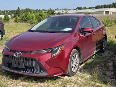 Used 2022 Toyota Corolla LE FWD image 3