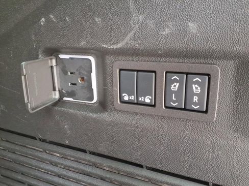 Used 2024 Chevrolet Tahoe Premier AWD/4WD image 17