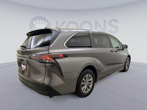 Used 2024 Toyota Sienna LE image 5