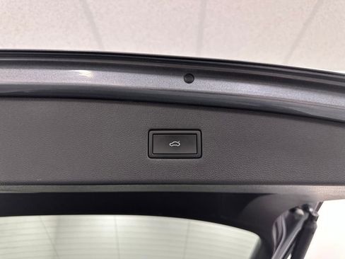 Used 2022 Volkswagen Tiguan SE AWD/4WD image 9