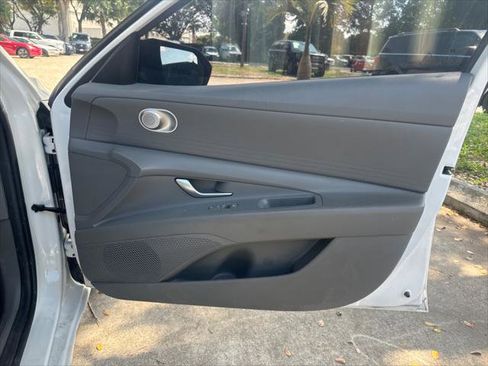 Used 2023 Hyundai Elantra SEL FWD image 15