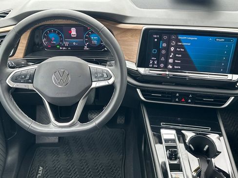 Used 2024 Volkswagen Atlas SE w/ Panoramic Sunroof Package FWD image 13