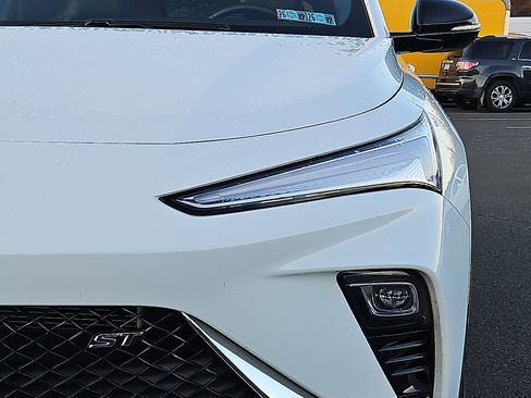 Certified 2024 Buick Envista Sport Touring w/ Advanced Safety Package image 9