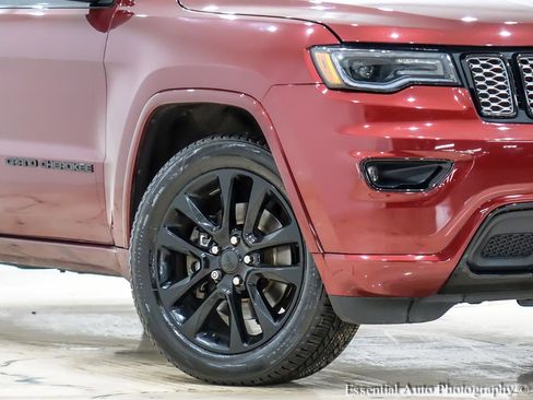 Used 2021 Jeep Grand Cherokee Laredo X image 3