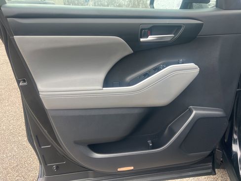 Used 2020 Toyota Highlander XLE image 10