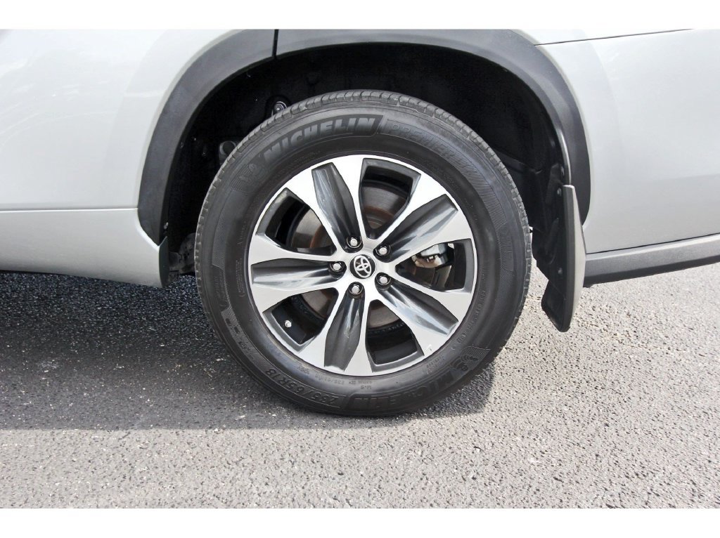 Used 2023 Toyota Highlander XLE AWD/4WD image 34