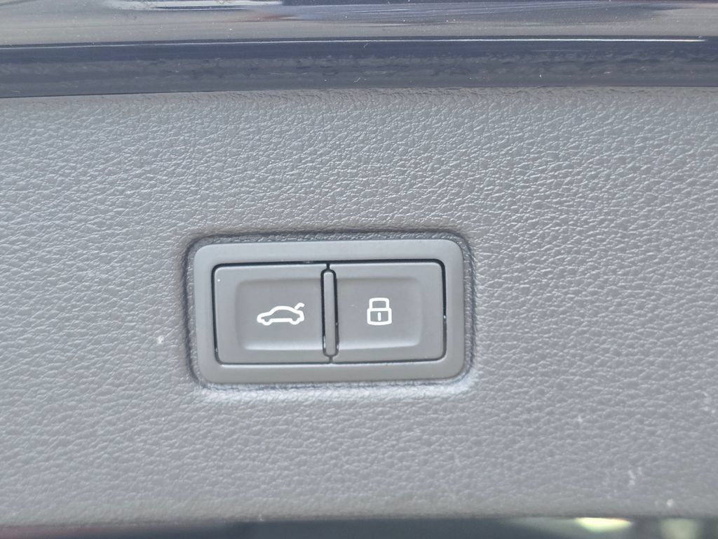 Used 2018 Audi Q7 3.0T Prestige w/ Prestige Package AWD/4WD image 16