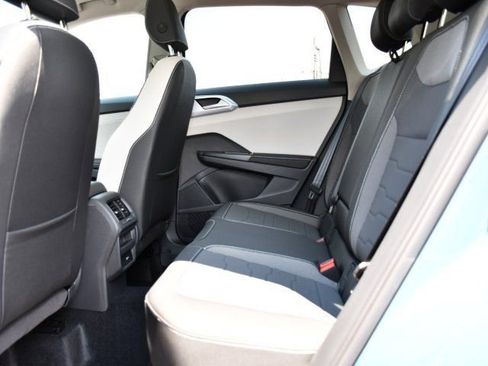 New 2025 Volkswagen Taos SE image 17