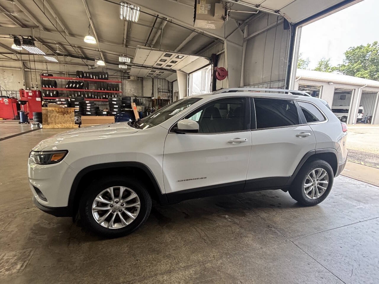 Used 2019 Jeep Cherokee Latitude w/ Popular Appearance Group AWD/4WD image 1